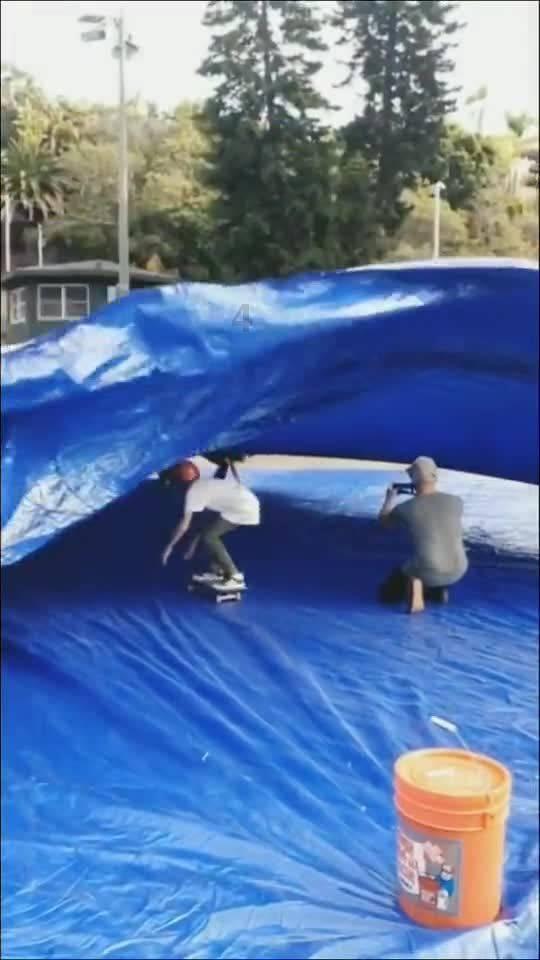 它是无人机中的劳斯莱斯 体积巨大且造价昂贵 是一款全球“监控”